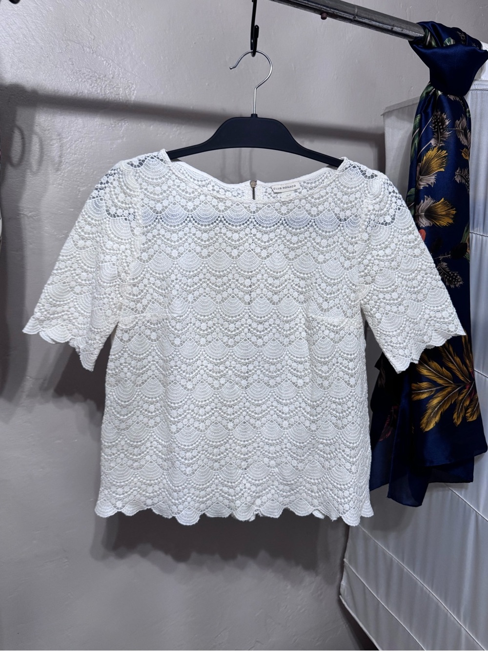 Club Monaco White All-Over Scalloped Lace Blouse Short Sleeve Zip-Back Medium